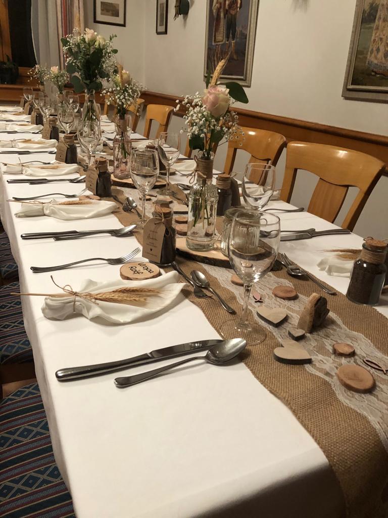 Urig gedeckter Tisch für eine Taufe im Restaurant Sommerrain